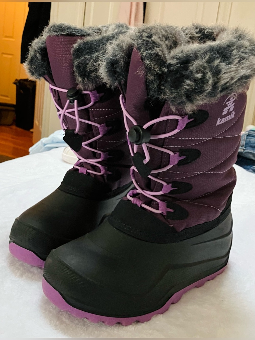 Girls Kamik Two Tone Purple and Black Kids' Snow Boots with Faux Fur Cuff Size 4